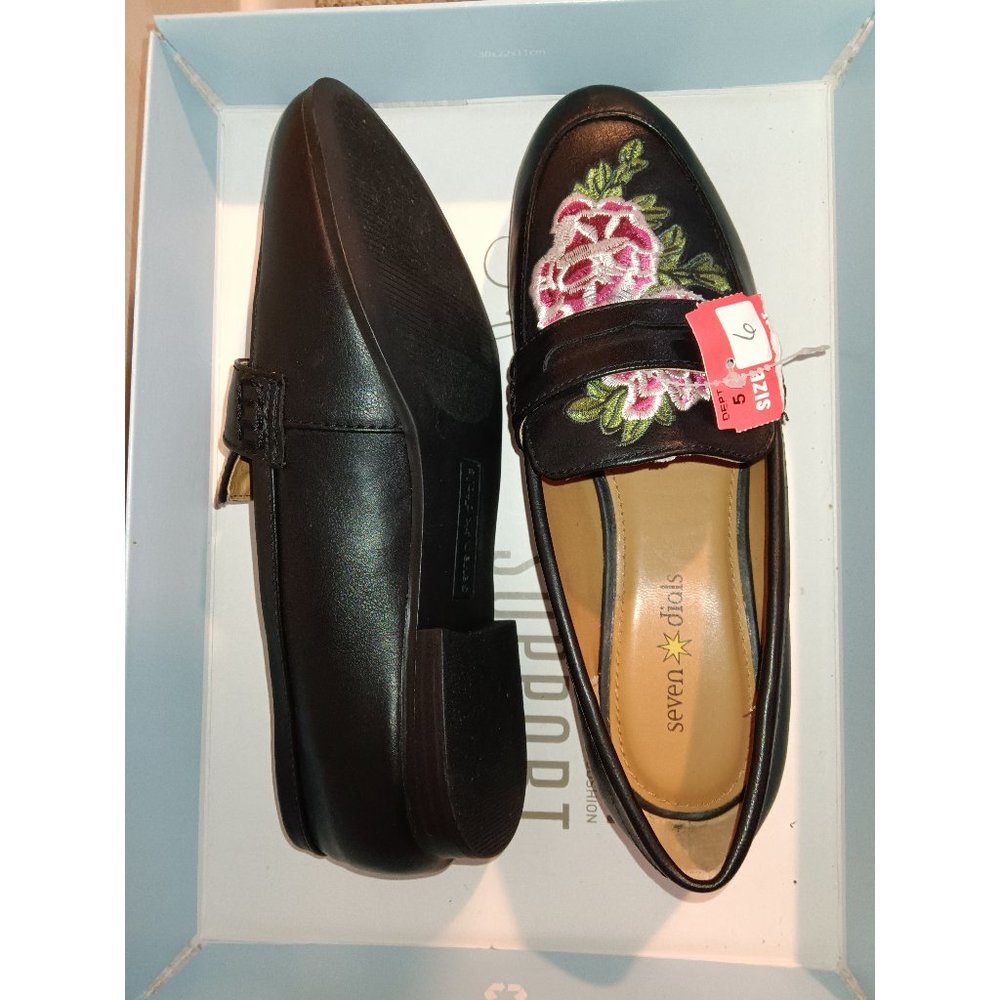 Seven Dials Sabrina Black Floral Faux Leather BRAND NEW Loafer- Size 6 Medium